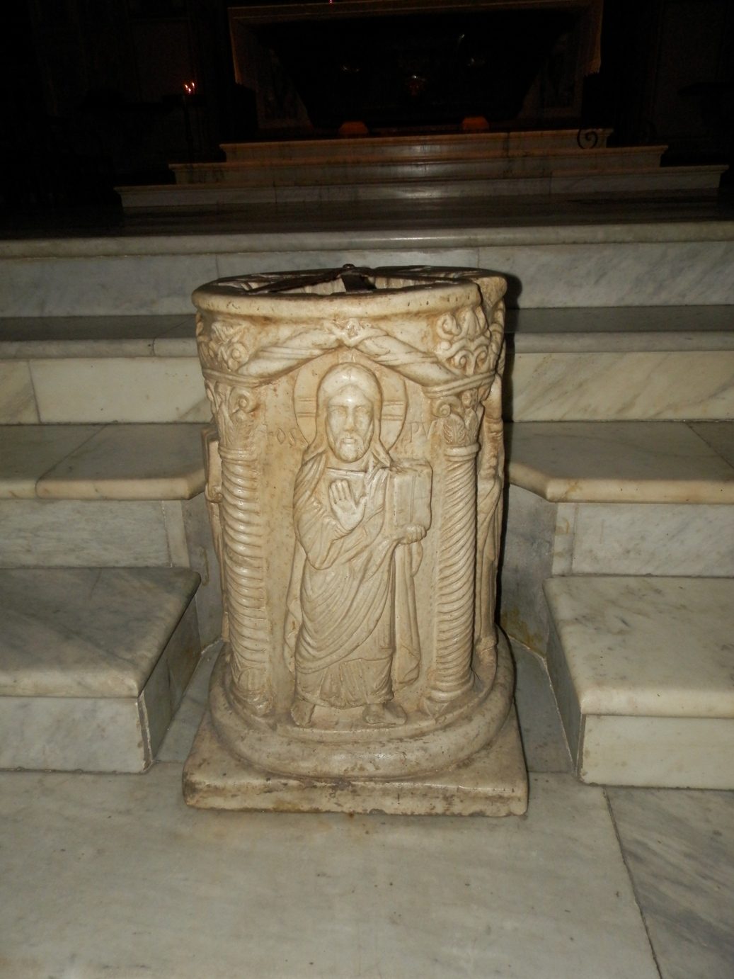 well_basilica s. Bartolomeo, Rome.JPG